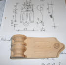 Restauriertes Möbelteil mit Vorlagenskizze